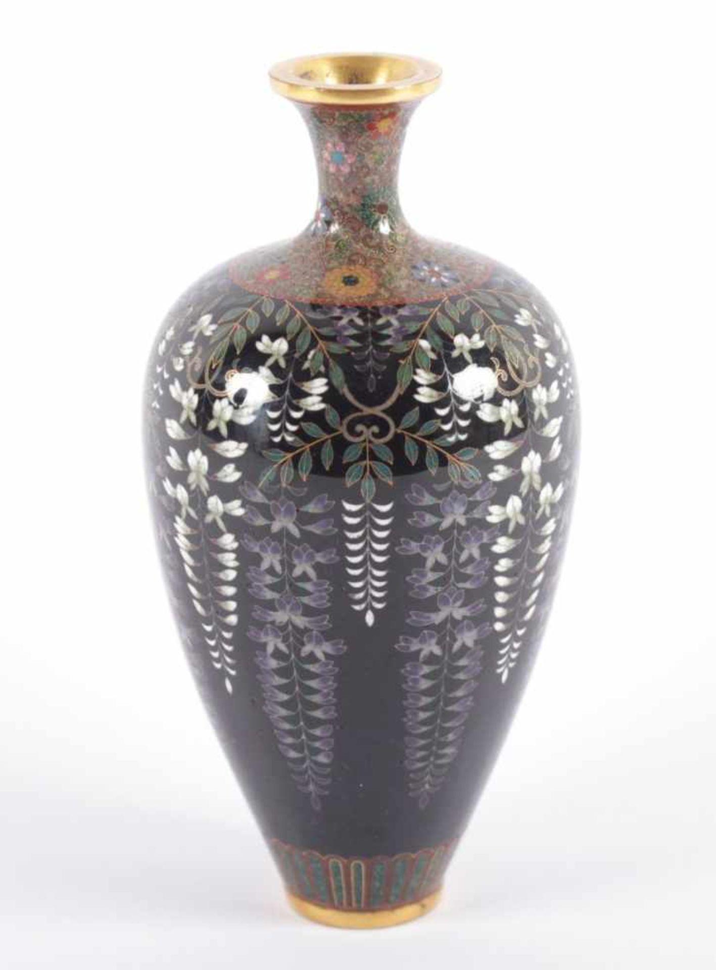 FEIN GEZEICHNETE CLOISONNÉ-VASE, auf der Wandung über schwarzem Grund im farbigem Emailcloisonné und - Bild 2 aus 4