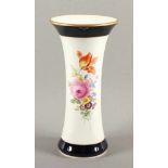 STANGENVASE, polychrom gemalter Blumendekor, teils kobaltblauer Fond, Goldrand, H 25,5, zwei