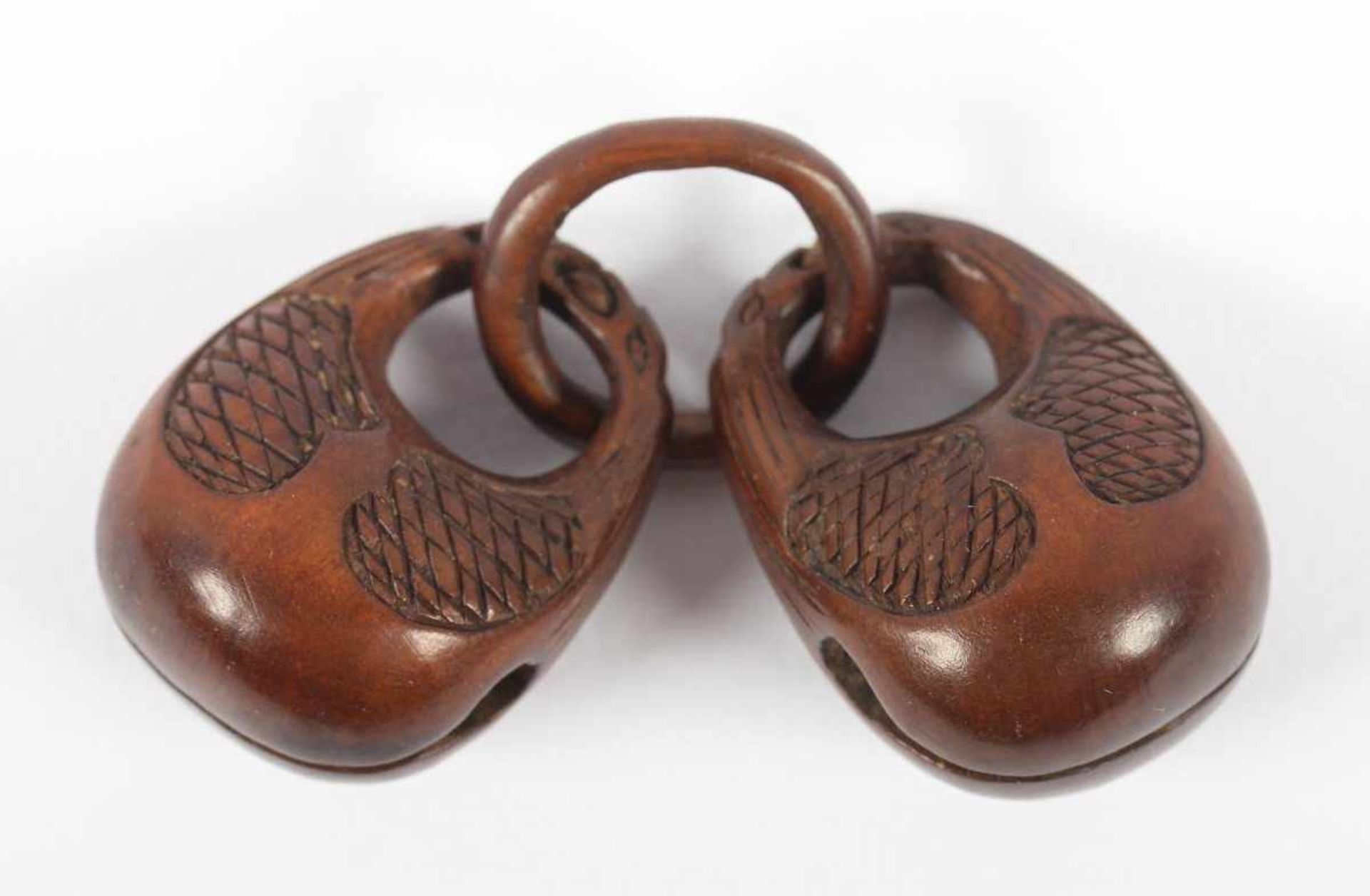 NETSUKE ZWEI MOKUGYO, Holz, die beiden beweglichen Gongs sind durch einen Ring miteinander