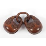 NETSUKE ZWEI MOKUGYO, Holz, die beiden beweglichen Gongs sind durch einen Ring miteinander