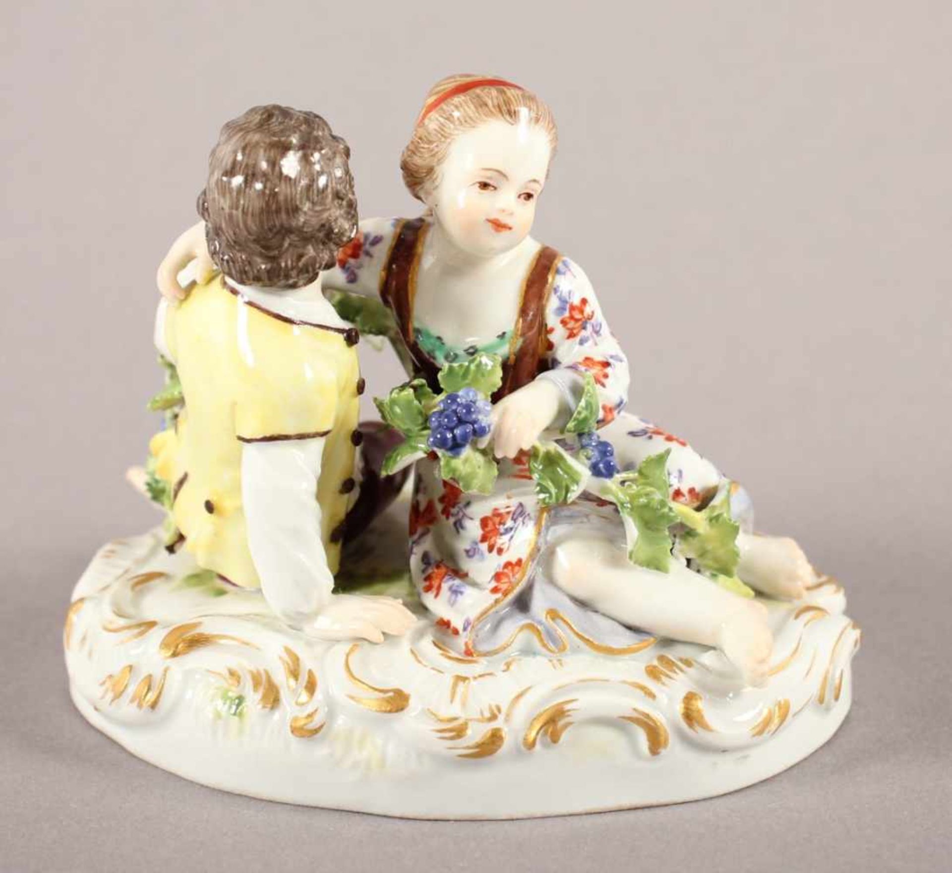 FIGURENGRUPPE "KINDER MIT TRAUBEN", polychrom bemalt, Goldstaffage, H 7, best., Bossierernr. 131,