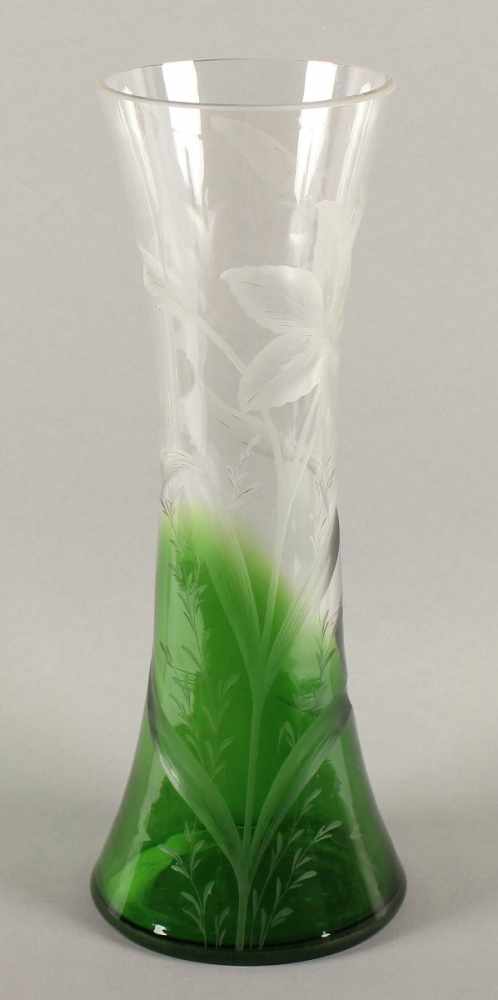 JUGENDSTIL-VASE, farbloses, im Verlauf grün getöntes Glas, Floraldekor in Tiefgravur, H 37, MOSER,