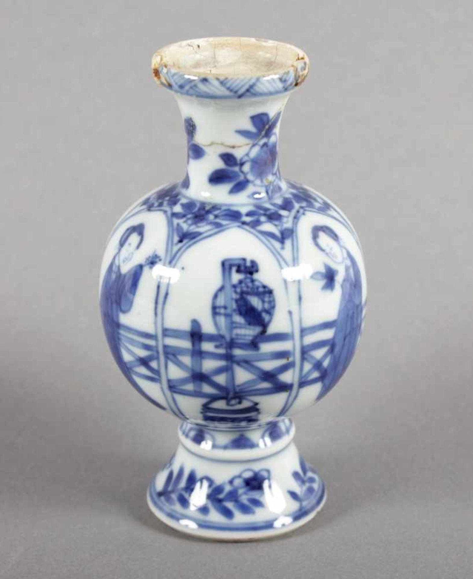 KLEINE BLAU-WEISSE VASE, Porzellan, unterglasurblauer Dekor, auf der kugelförmigen Wandung sechs