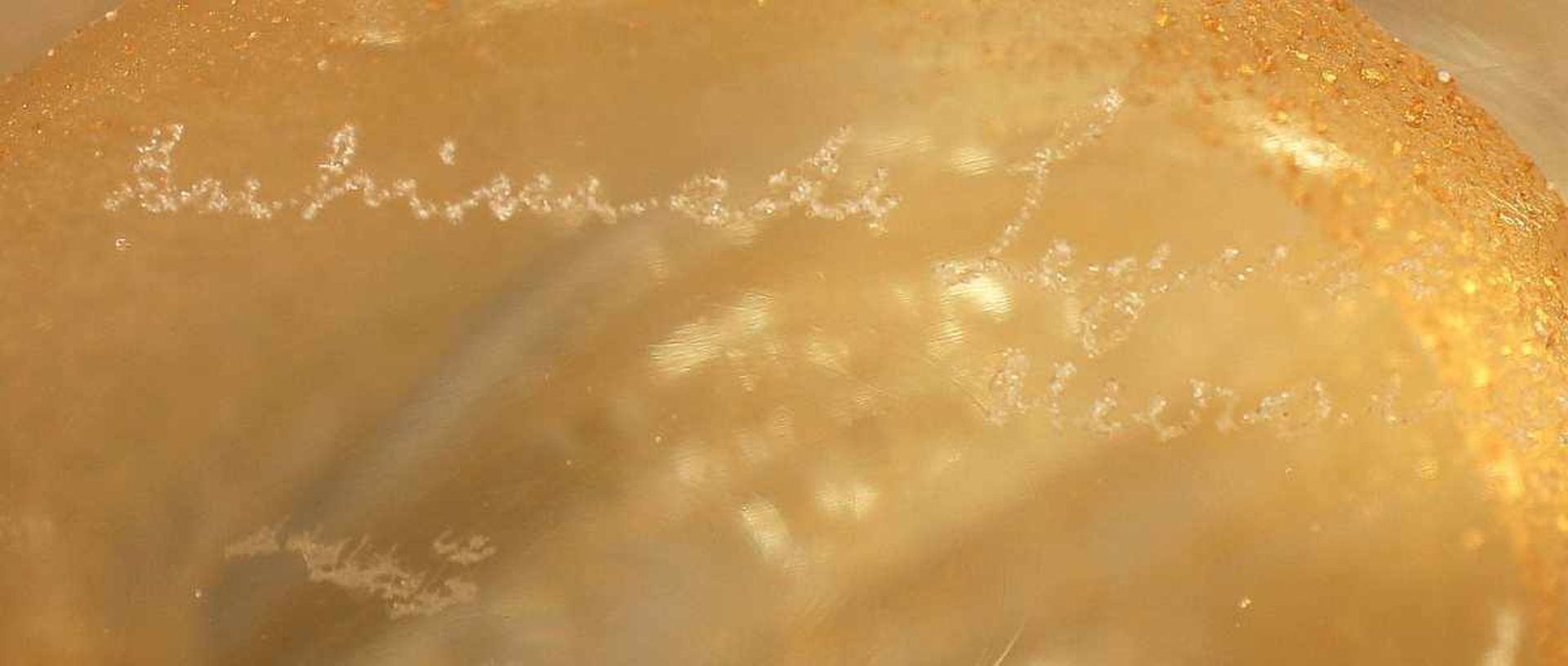ZIERFIGUR "PFERDEKOPF", farbloses Glas, Goldstaubeinschmelzungen, H 13, verso ritzsign. Archimede - Bild 3 aus 3