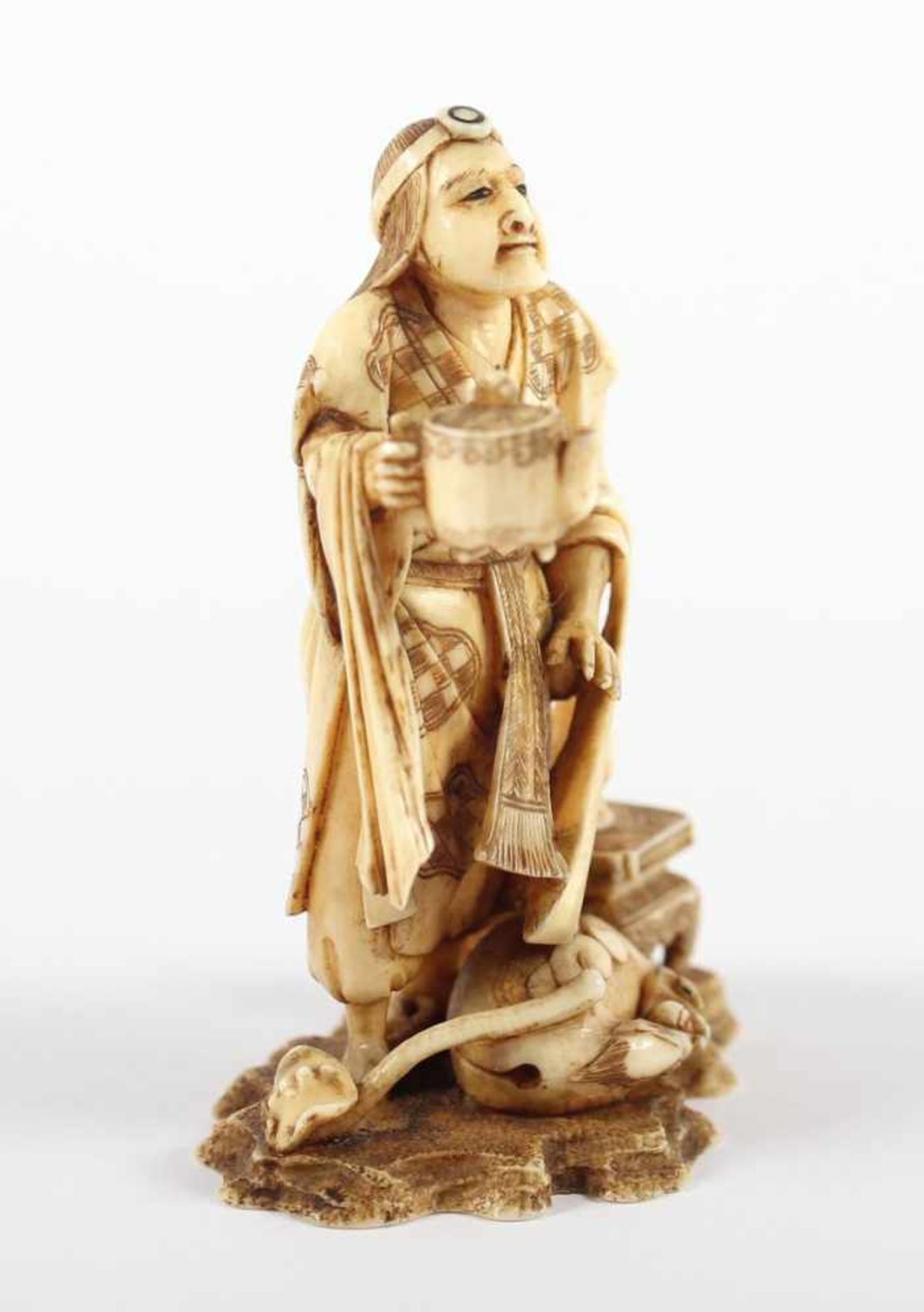 NETSUKE MANN MIT KANNE, Elfenbein, auf einer wolkenförmigen Plinthe mit einer liegenden Mokugyo - Image 3 of 5