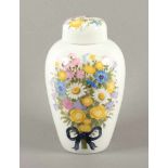 DECKELVASE, auf der Wandung und dem Deckel polychrom gemaltes Blumenbouquet, H 24,5, NYMPHENBURG,