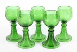 FÜNF WEINRÖMER, farbloses Glas, grün getönt, Weinlaubdekor in Mattschnitt, H 14, Standringe teils