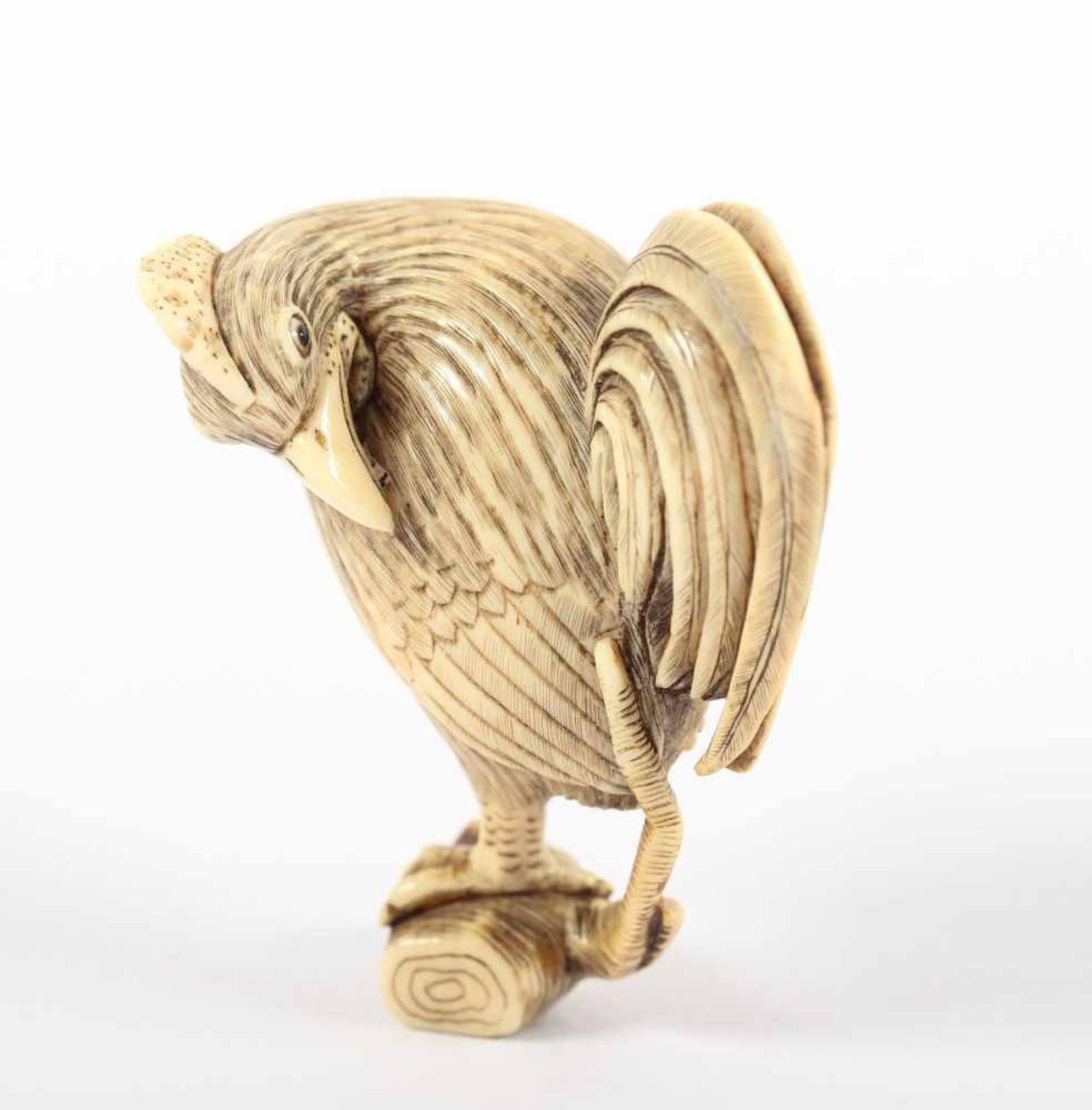 NETSUKE HAHN, Elfenbein, Augen schwarzes Horn, ein großer, stolzer Hahn ist auf ein Stück