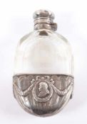 TASCHENFLASCHE, farbloses Glas mit Zierschliff, silberne Montierung mit reliefiertem Dekor, H 13,