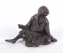 OKIMONO, Bronze, braun patiniert, sitzender Mann mit offenem Haar, H 5,5, wohl aus einer Gruppe,