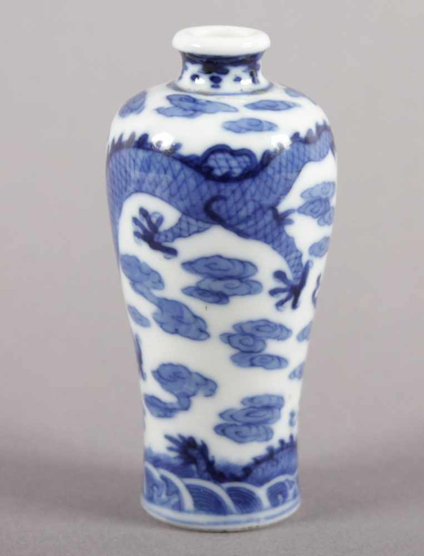SNUFF-BOTTLE IN MEIPING-FORM, Porzellan, feiner, unterglasurblauer Dekor mit einem die Feuerkugel - Bild 2 aus 5