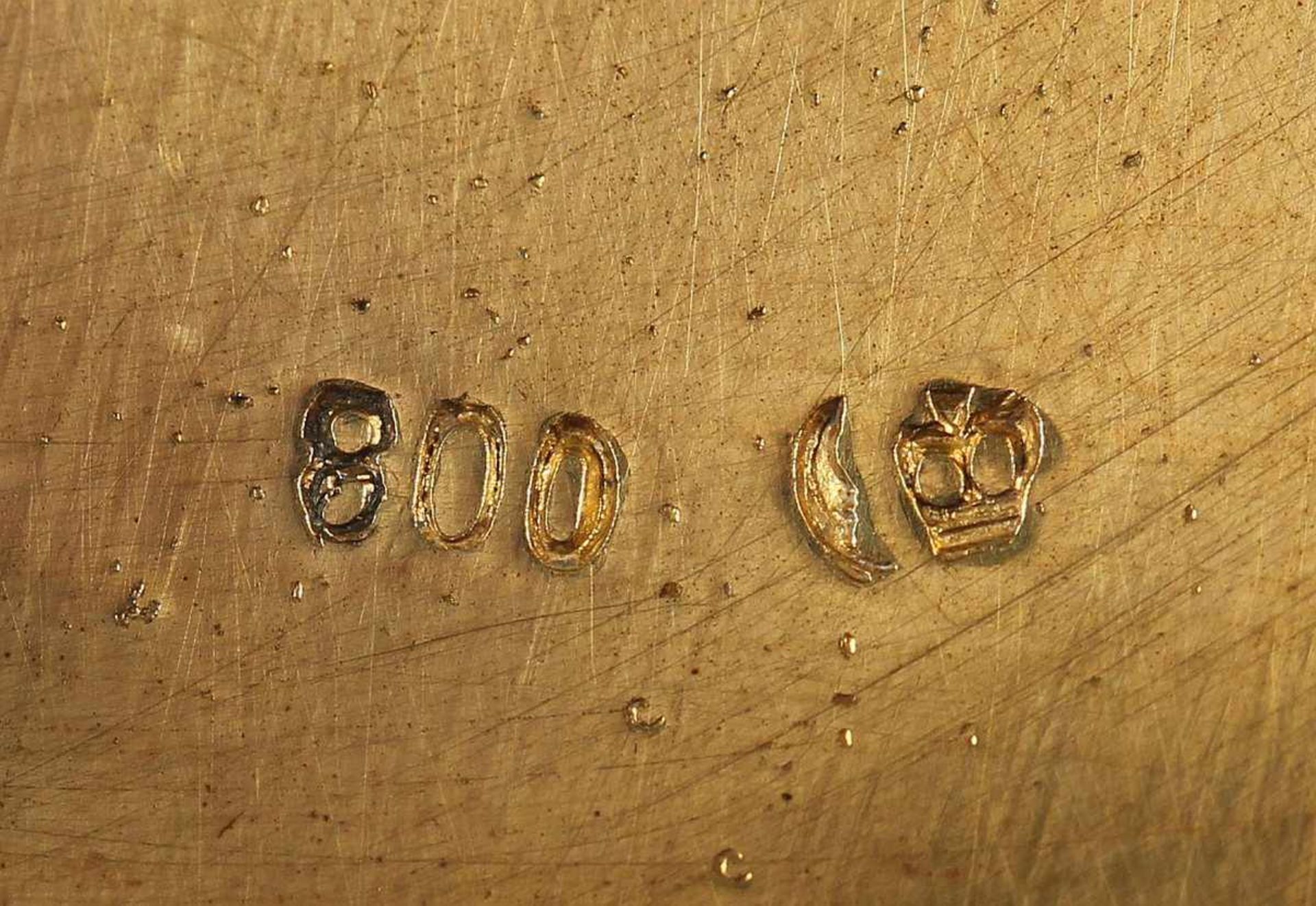 KÖLNER ZIBORIUM, 800/ooo, vergoldet, Stülpdeckel mit Kreuzbekrönung, Gravurdekor, H 31, 584g, im Fuß - Image 4 of 4