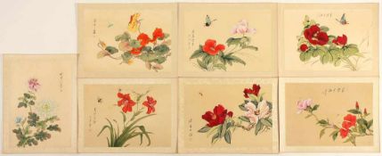 SIEBEN ALBUMBLÄTTER, Farben und Tusche auf Stoff, Blüten und Insekten, Aufschrift und Siegel, 35,5 x