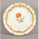 PRUNKTELLER, polychrom gemalter Blumendekor, Goldstaffage und -rand, Dm 31, MEISSEN, 20.Jh.