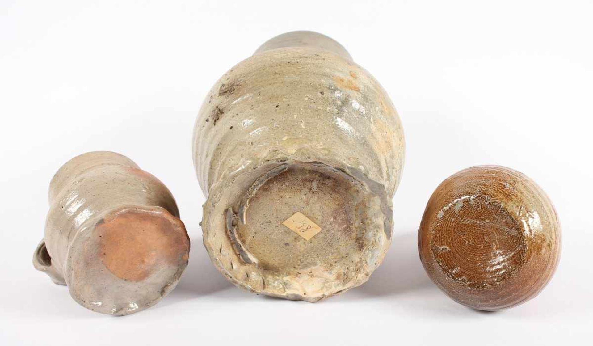 KONVOLUT DREI KRÜGE, Steinzeug, grauer/brauner Scherben, Salzglasur, zwei mit Wellenfuß, H bis 18, - Bild 3 aus 3
