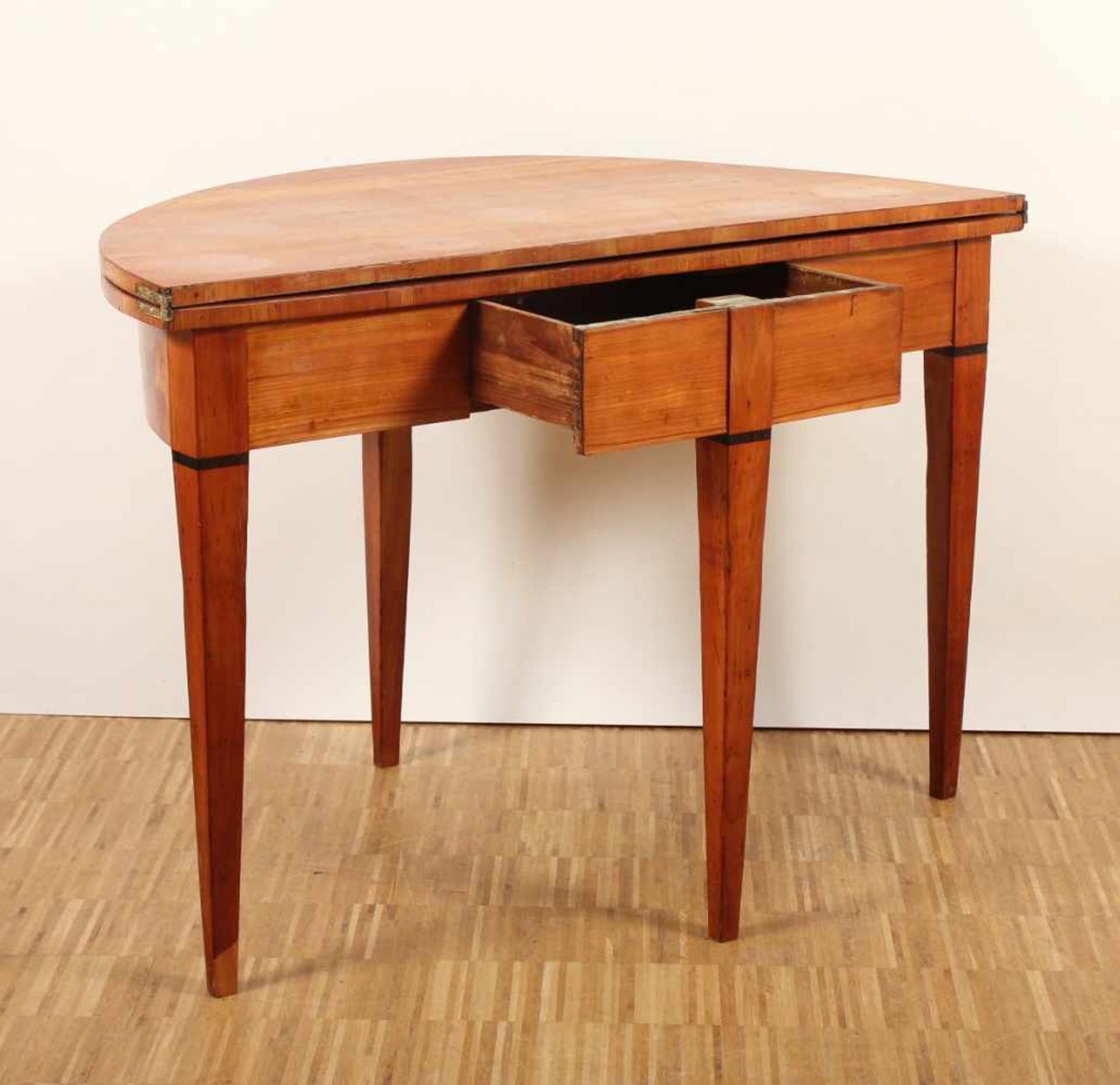 BIEDERMEIER-DEMILUNE-TISCH, Kirschbaum/Nussbaum, aufklappbare Platte, besch. und rest., H 79, B 119, - Bild 5 aus 5