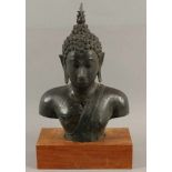 BÜSTE EINES BUDDHA, Bronze patiniert, im Stil des 18./19.Jhdts., H 39, auf Holzsockel montiert,