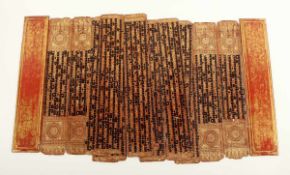 BUDDHISTISCHES MANUSKRIPT KAMMAVACA, Deckel Holz, Golddekor auf Rotlack, achtzehn Blätter mit