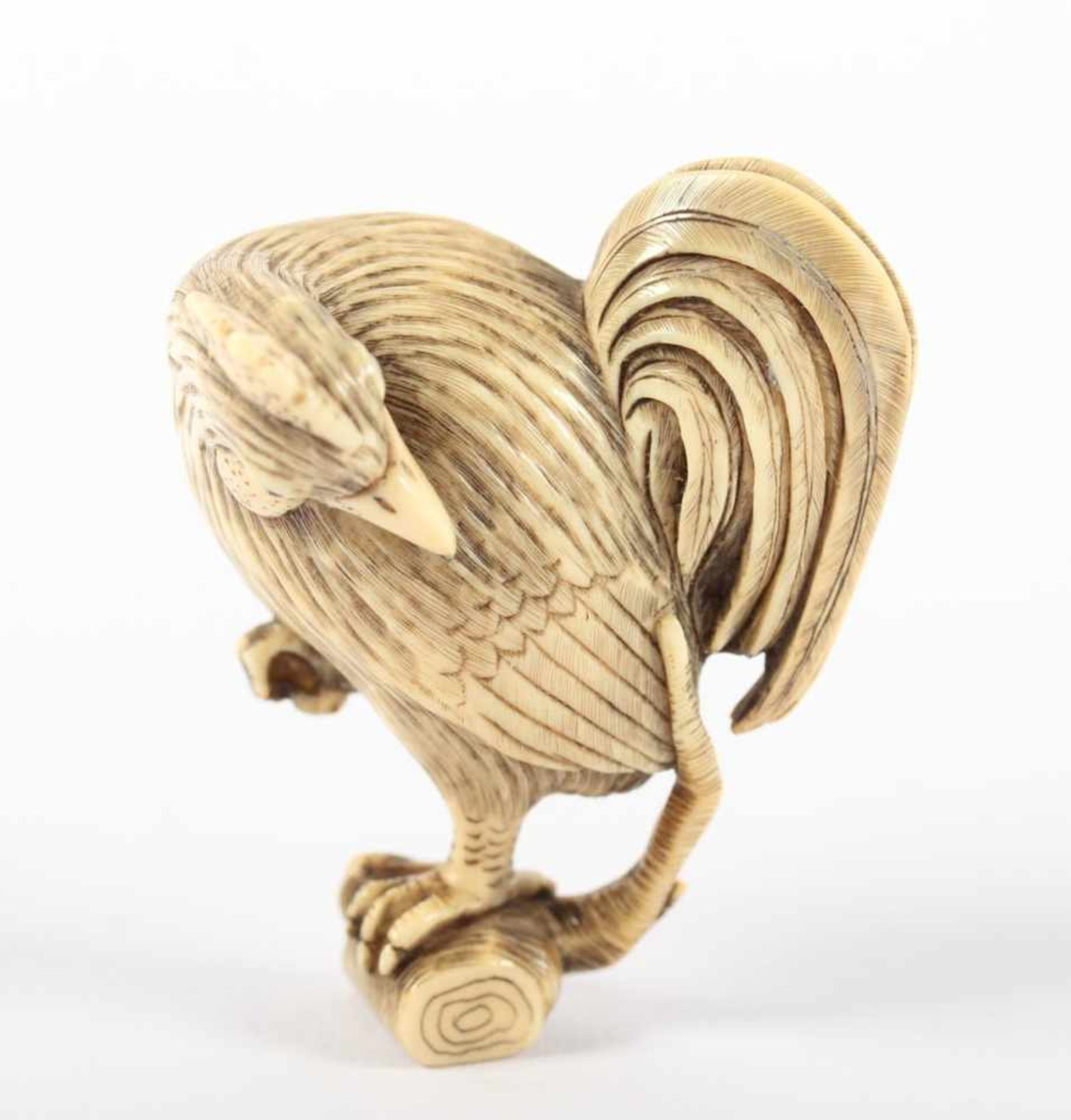 NETSUKE HAHN, Elfenbein, Augen schwarzes Horn, ein großer, stolzer Hahn ist auf ein Stück - Bild 3 aus 6