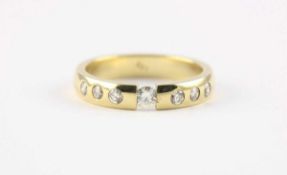 DAMENRING, 585/ooo Gelbgold, besetzt mit einem Brillanten von ca. 0,20 ct. und sechs Brillanten