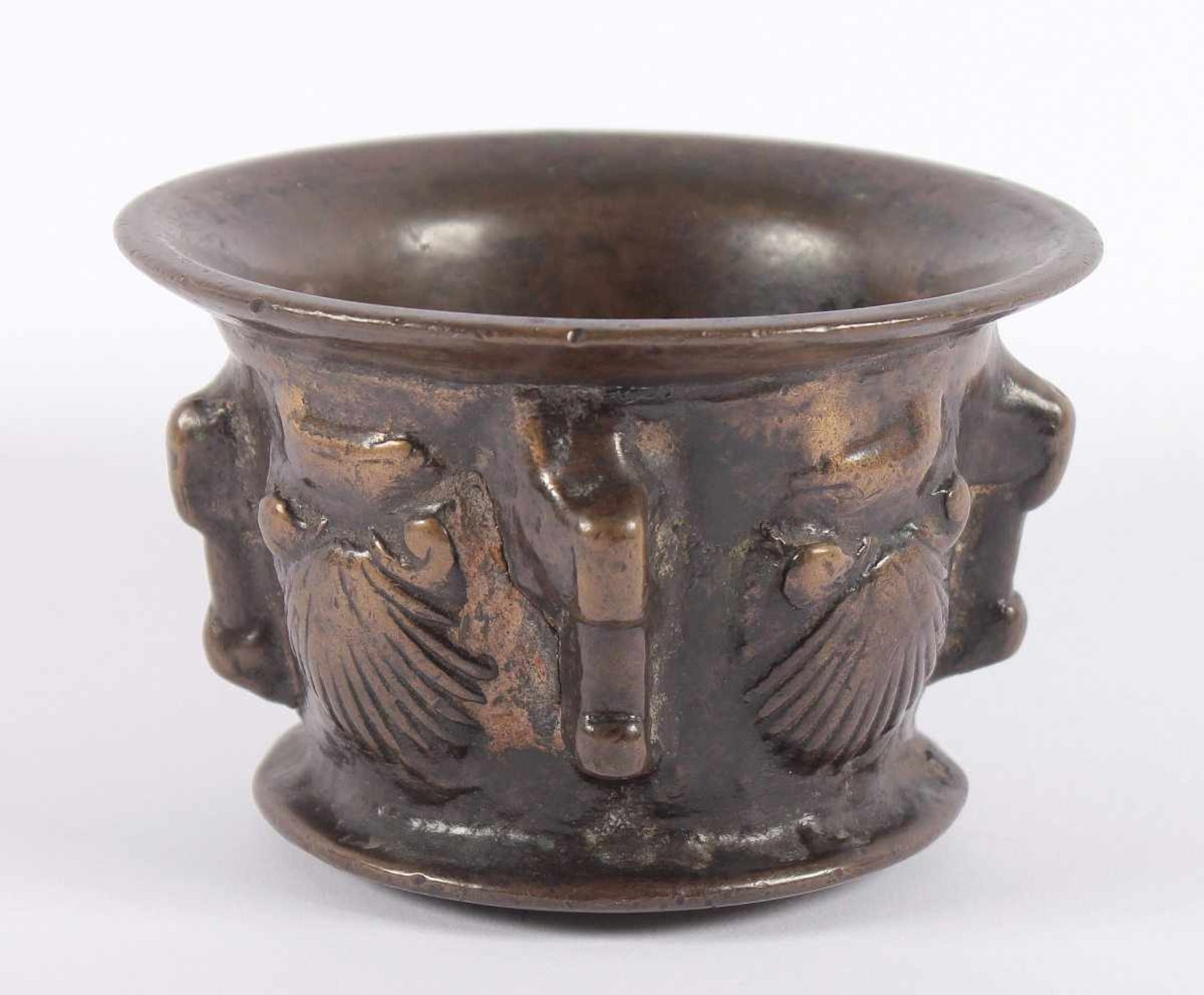 MÖRSER, Bronze, reliefierter Jacobsmuscheldekor, H 7,5, wohl 17.Jh. - Bild 2 aus 4
