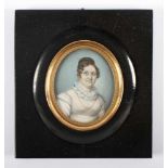 MINIATURPORTRAIT EINER FRAU, Gouache auf Elfenbein, hochovales Brustportrait mit weißem Kleid und
