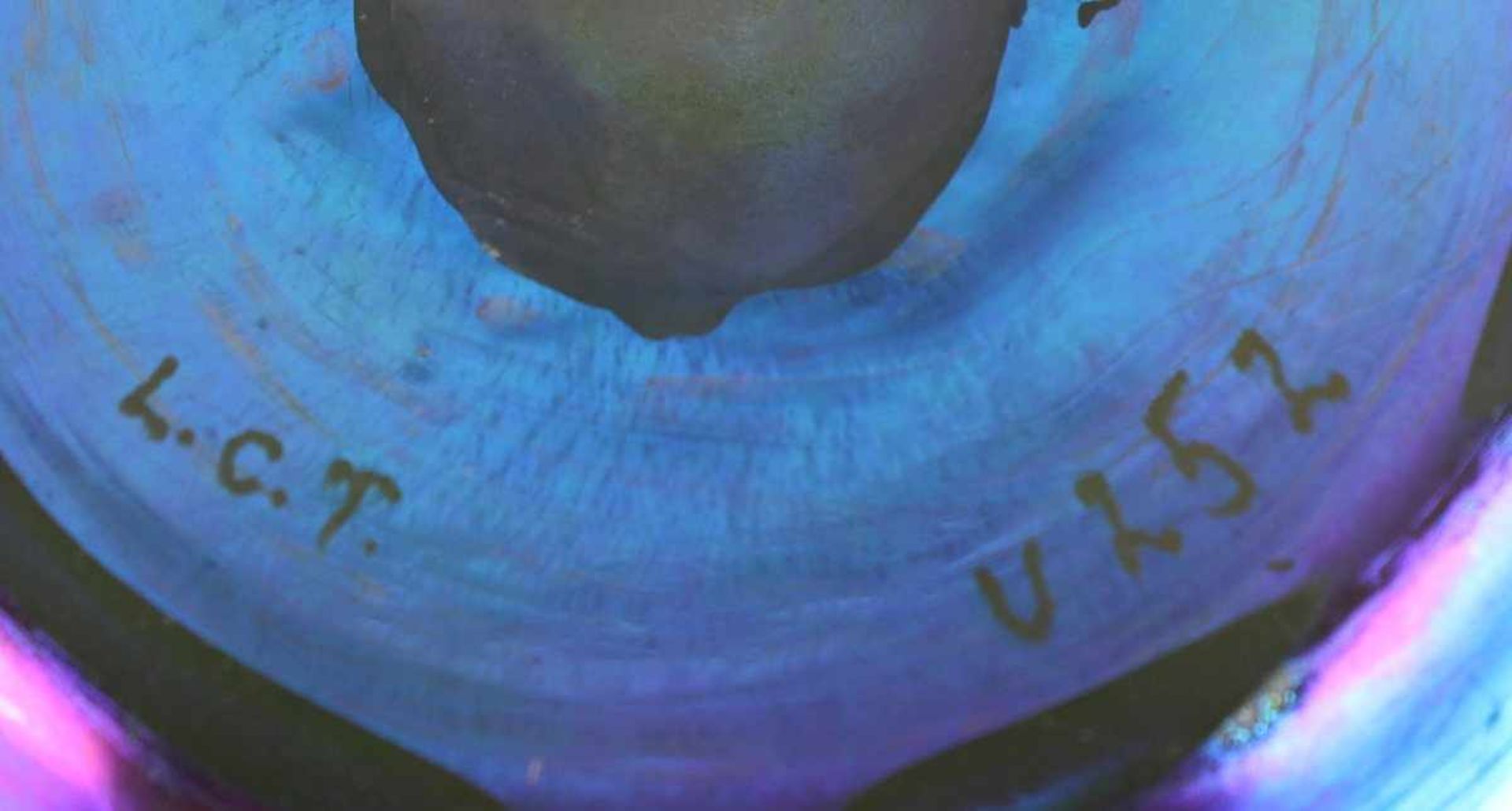 SATZ VON SECHS FINGERSCHALEN MIT UNTERTELLERN, farbloses Glas, sog. Favrile-Glas, violettblau - Image 2 of 3