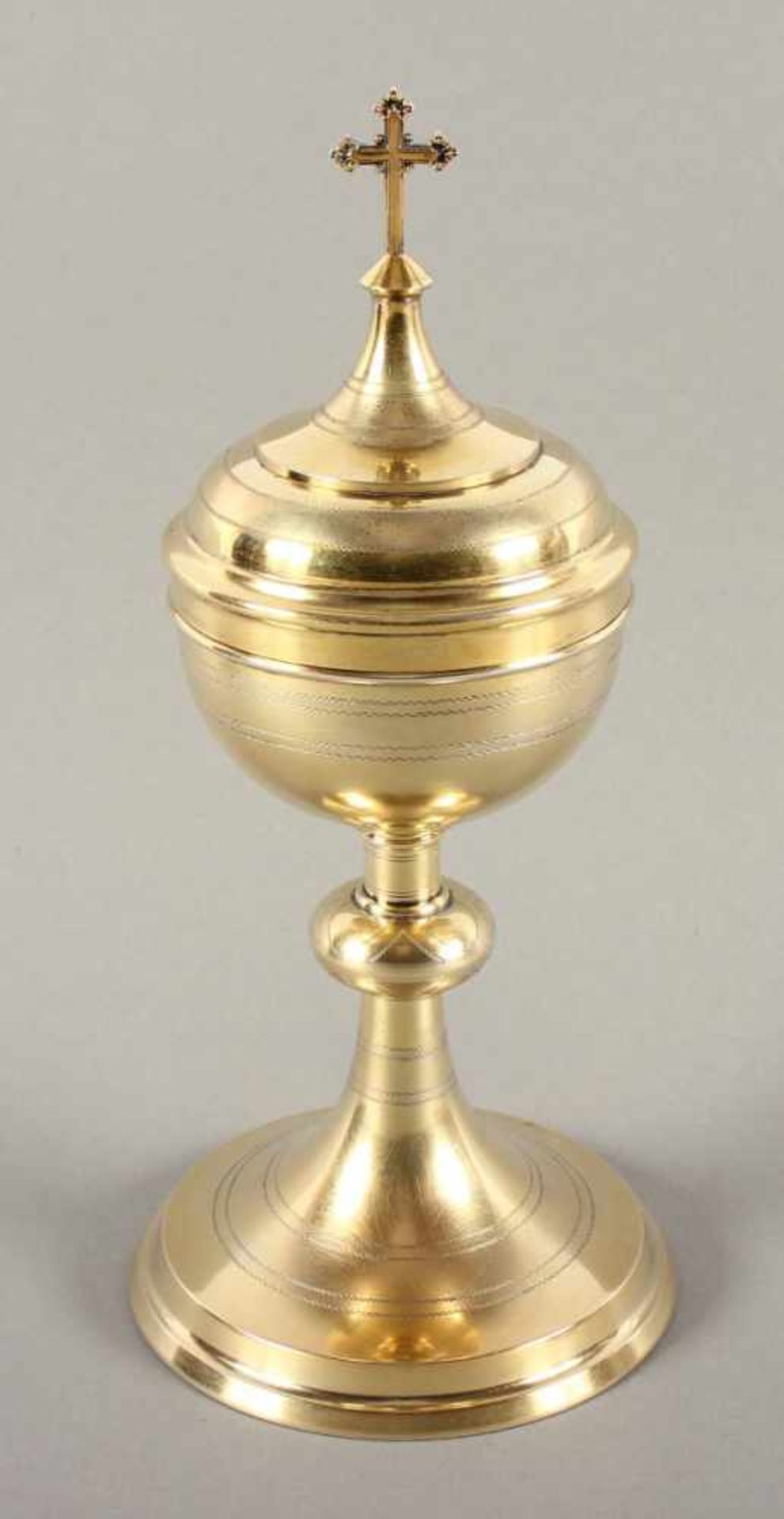 KÖLNER ZIBORIUM, 800/ooo, vergoldet, Stülpdeckel mit Kreuzbekrönung, Gravurdekor, H 31, 584g, im Fuß