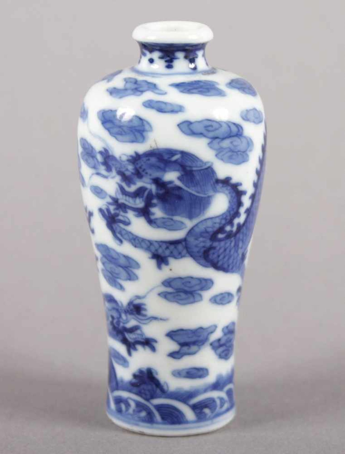 SNUFF-BOTTLE IN MEIPING-FORM, Porzellan, feiner, unterglasurblauer Dekor mit einem die Feuerkugel