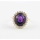 AMETHYSTRING, 585/ooo Gelbgold, besetzt mit einem Amethyst, entouriert von Brillanten, zusammen