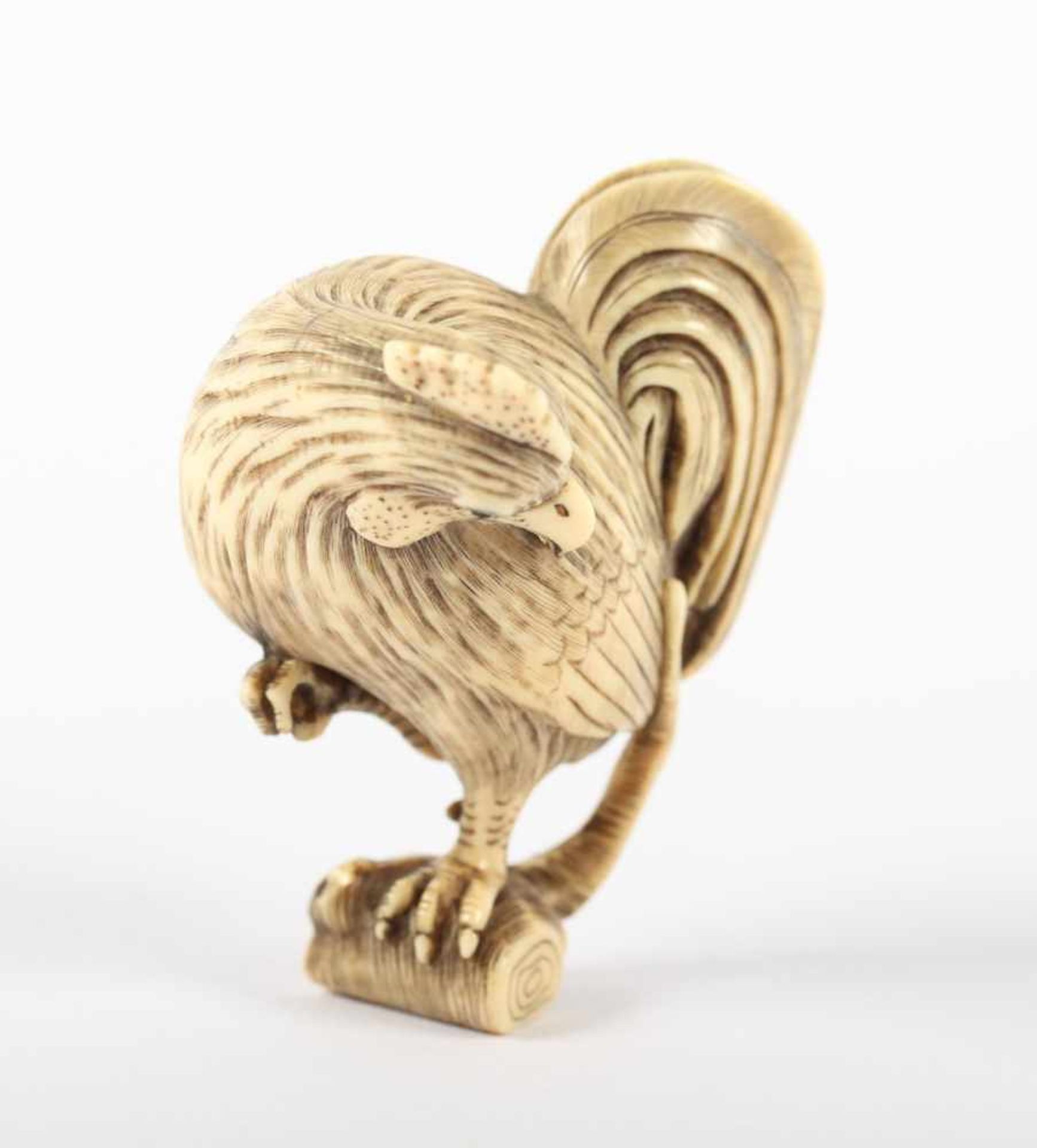 NETSUKE HAHN, Elfenbein, Augen schwarzes Horn, ein großer, stolzer Hahn ist auf ein Stück - Bild 2 aus 6