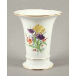 VASE, polychrom gemalter Blumendekor, Goldränderung, H 16, minst.besch., MEISSEN, 20.Jh.