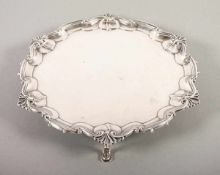 GROSSER SALVER, 925/ooo, passig geschweifter Rand mit reliefiertem Dekor, Dm 27, 621g, WALKER &