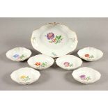 SIEBEN OVALE SCHALEN, polychrom gemalte Blumendekore, Goldrand, L 10,5 und 18,5, MEISSEN, 20.Jh.