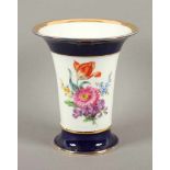 VASE, polychrom gemalter Blumendekor, Fußring und Lippenrand kobaltblau glasiert, Goldrand, H 16,