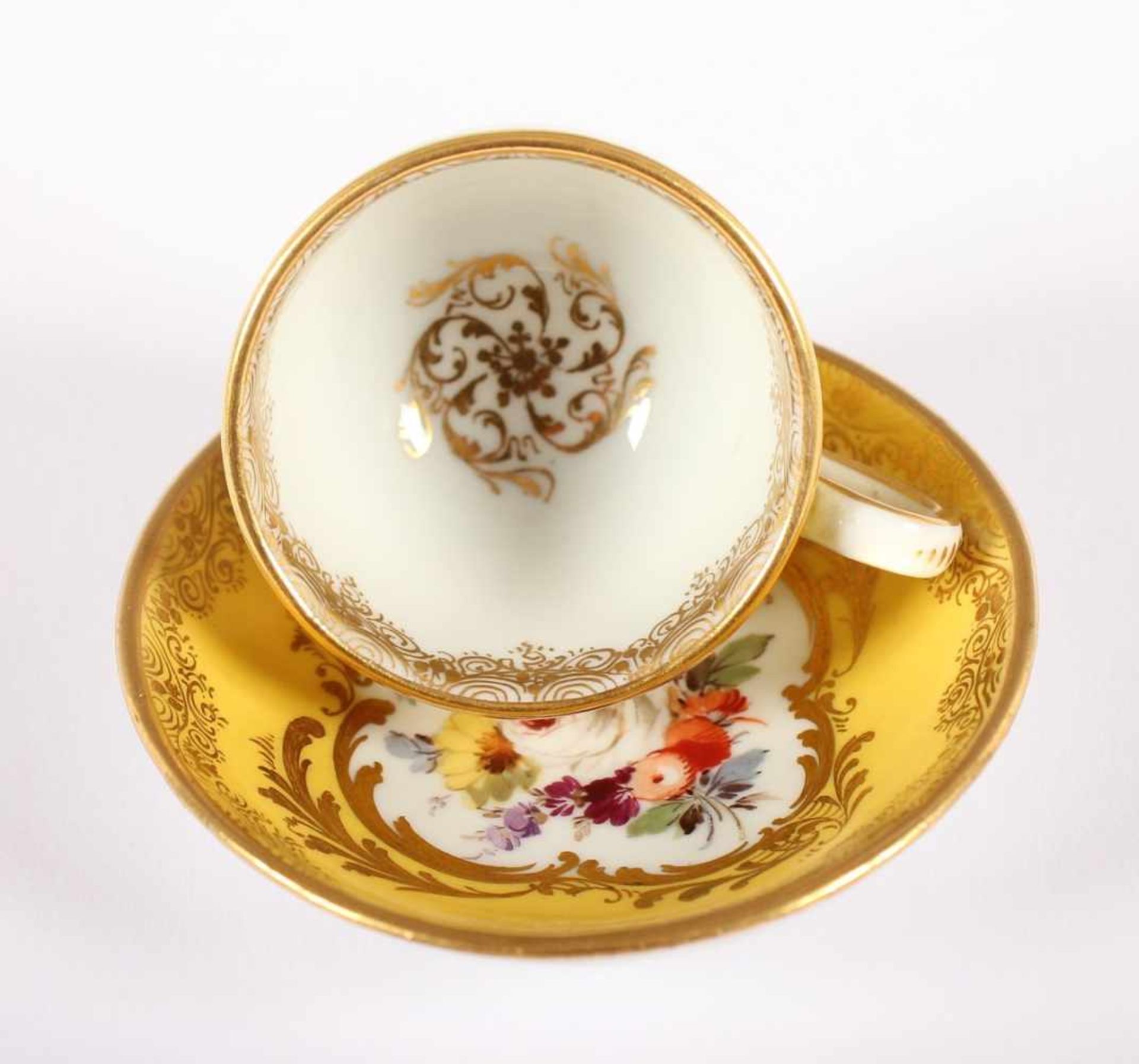 MINIATURTASSE MIT UNTERTASSE, polychrom bemalt, Vierpaßreserven mit Blumendekor auf gelbem Fond, - Bild 2 aus 3