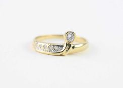 DAMENRING, 585/ooo Gelbgold, besetzt mit einem Brillanten von ca. 0,10 ct. und fünf Diamanten, RG