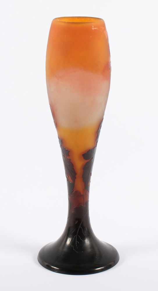 JUGENDSTIL-VASE, farbloses, satiniertes Glas, orange-roséfarben hinterfangen, in Brauntönen - Image 3 of 4