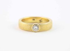 HERRENRING, 750/ooo Gelbgold, besetzt mit einem Brillantsolitär von ca. 0,6 ct., RG 62, 11,3g,