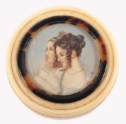 BEINDOSE MIT MINIATUR, im Deckel mit Schildpattlunette appliziert Portrait zweier junger Damen mit