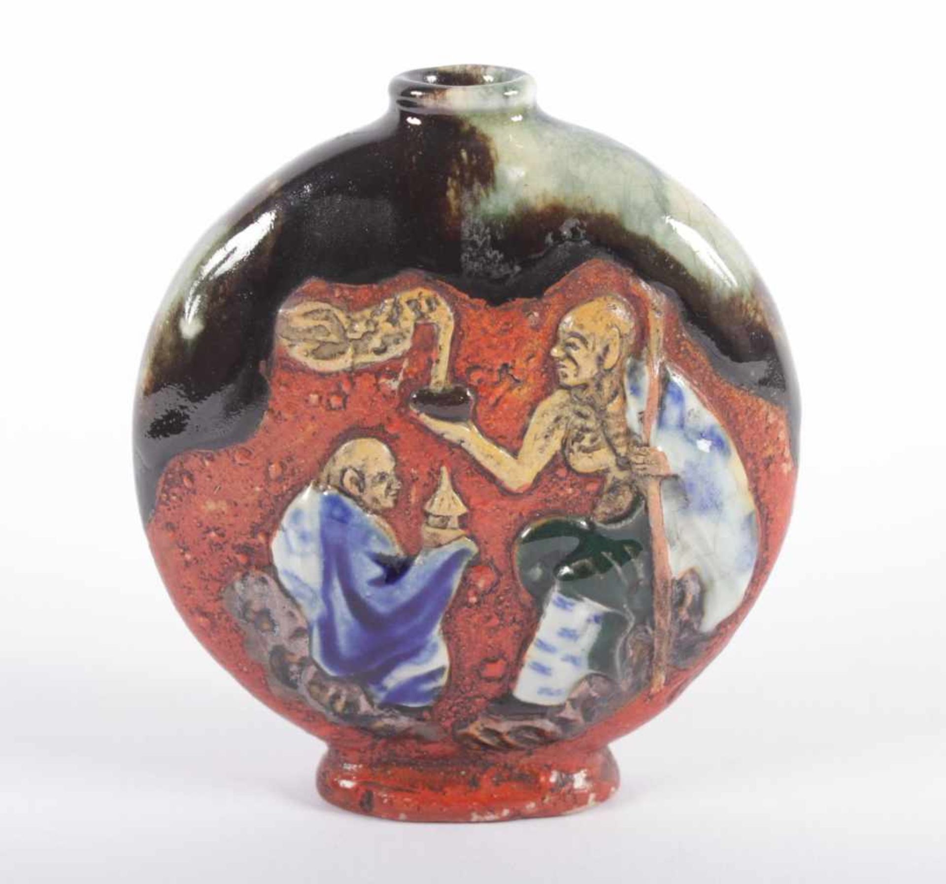 KLEINE SUMIDA-PILGERFLASCHE, Keramik, auf rotem Grund Verlaufsglasur und plastische szenische
