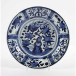 TELLER, Porzellan, in zweifarbigem Unterglasurblau dekoriert, Dm 23, Glasur ber., ARIITA, JAPAN,