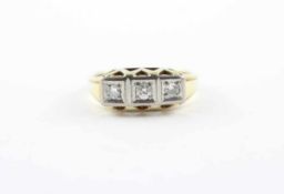 DAMENRING, 585/ooo Gelbgold, besetzt mit drei kleinen Brillanten von zusammen ca. 0,30 ct., RG 55,