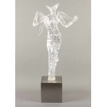DALI, Salvador, "Der surrealistische Engel", Kristallfigur, H 55, Aluminiumsockel, darauf bez. H.C.,