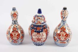 DREI IMARI-VASEN, Porzellan, ein Paar und eine Deckelvase, H bis 19, min.ber., JAPAN, Meiji