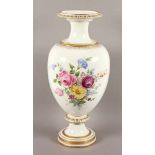 GROSSE VASE, schauseitig polychrom gemalter Blumendekor, Goldstaffage und -rand (minst.ber.), H 55,