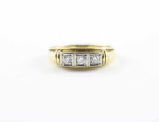 DAMENRING, 585/ooo Gelbgold, besetzt mit drei Diamanten von zusammen ca. 0,25 ct. RG 59, 3,2g