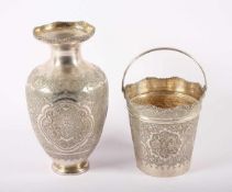 KLEINER EIMER, Silber, sehr feiner gravierter Dekor, H 11, 270g, beigegeben eine Vase aus