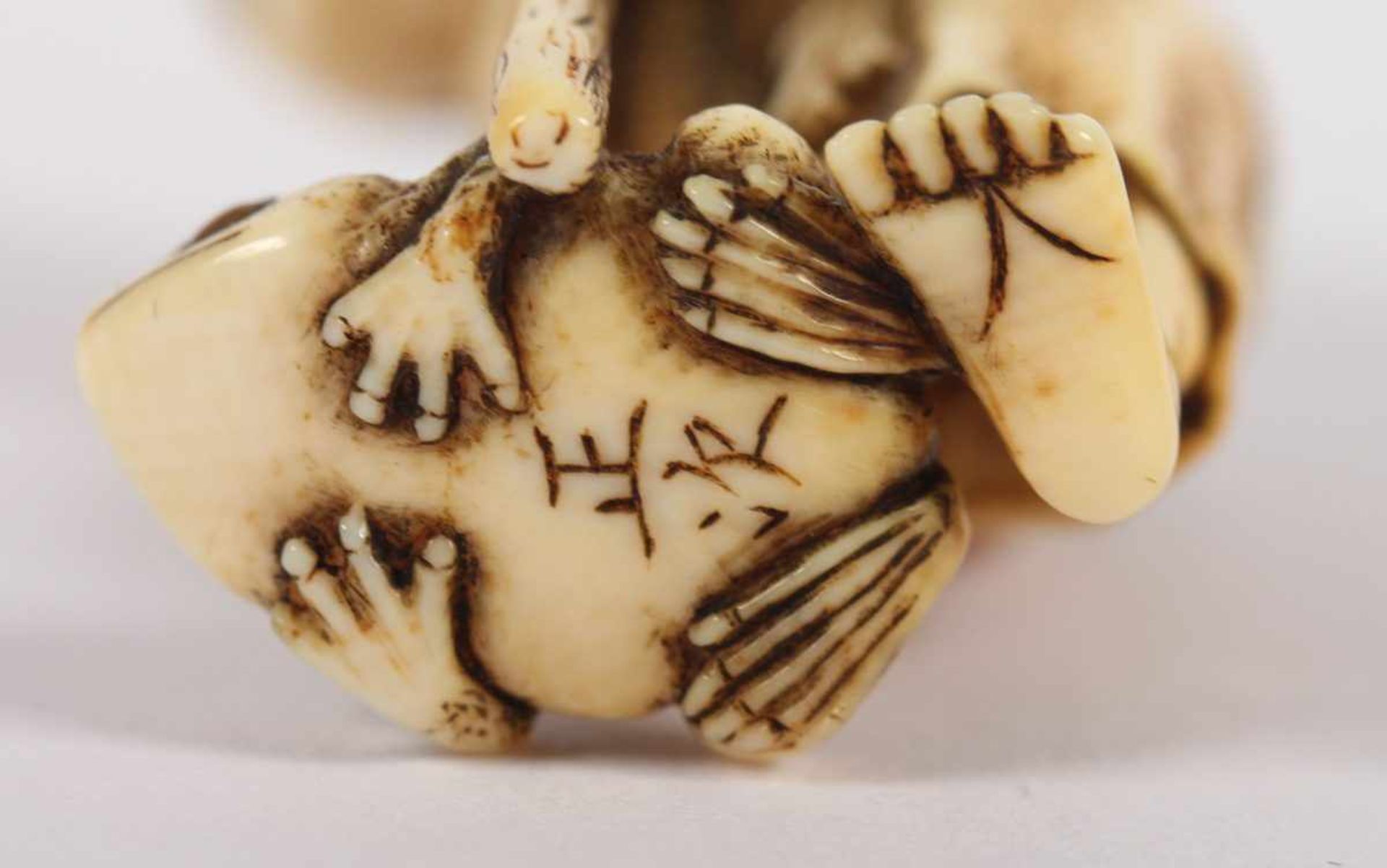 NETSUKE SENNIN GAMMA, Elfenbein, mit beiden Händen auf einen Stab gestützt steht der Sennin in - Image 5 of 5