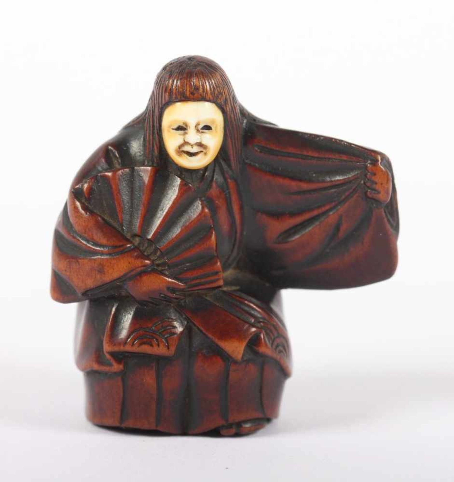 NETSUKE SAMBASOTÄNZER, Buchsbaum mit fein gravierten Details, das Gesicht Elfenbein, Sambaso-